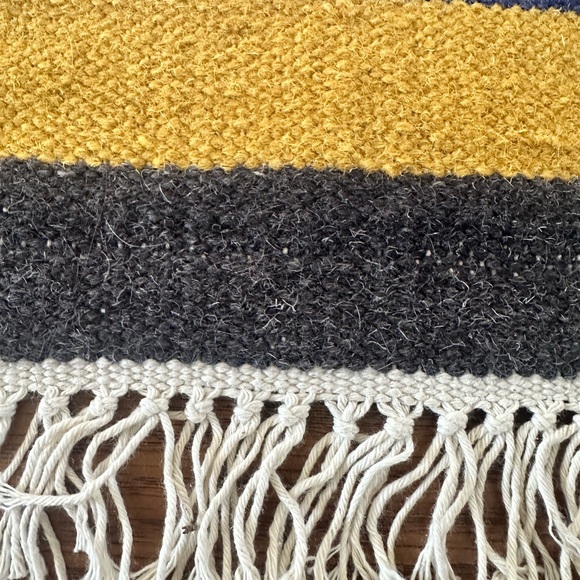 Geometric Pattern Area Rug - Picture 5 of 7